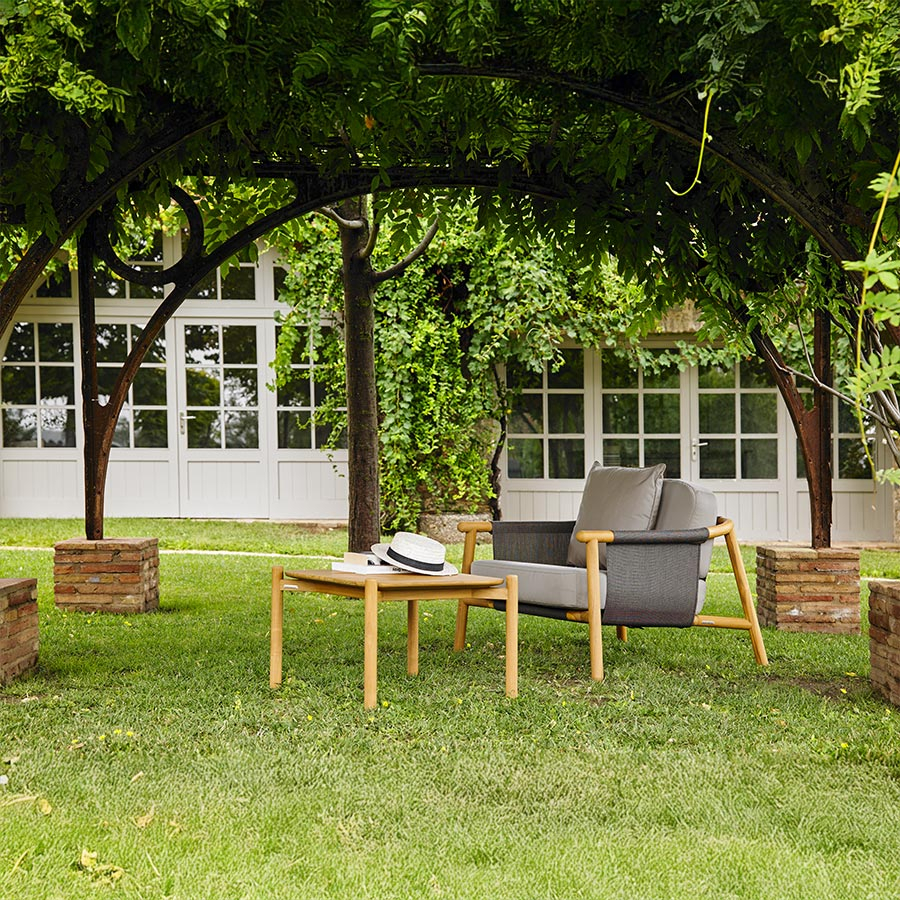 Sillón Hamp de la firma Point en vista de ambiente de jardín.
