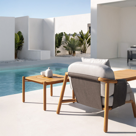 Sillón Hamp de la firma Point en vista trasera y de ambiente piscina.