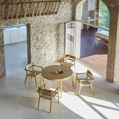 Silla Paralel de la firma Point en vista de ambiente, con mesa de comedor de la colección.