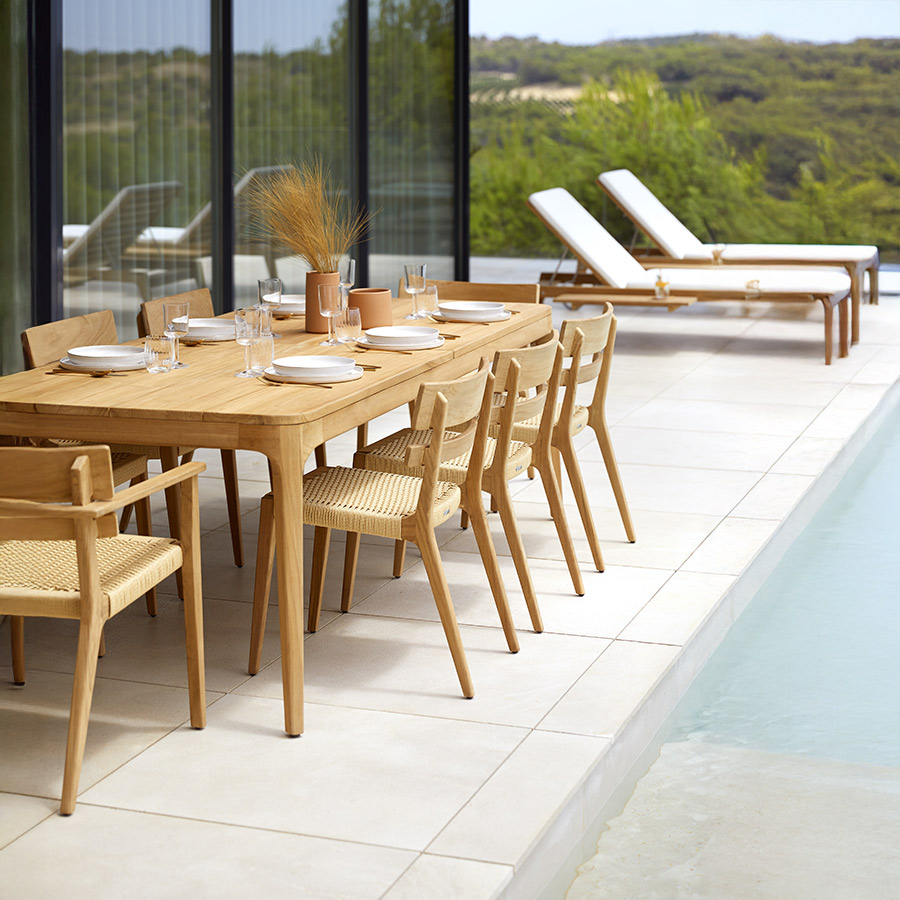 Silla Paralel de la firma Point en vista de ambiente de piscina, con mesa rectangular de la coleccción.