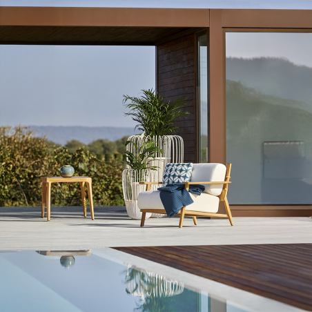 Sillón Paralel de la firma Point en la vista de ambiente exterior de piscina.