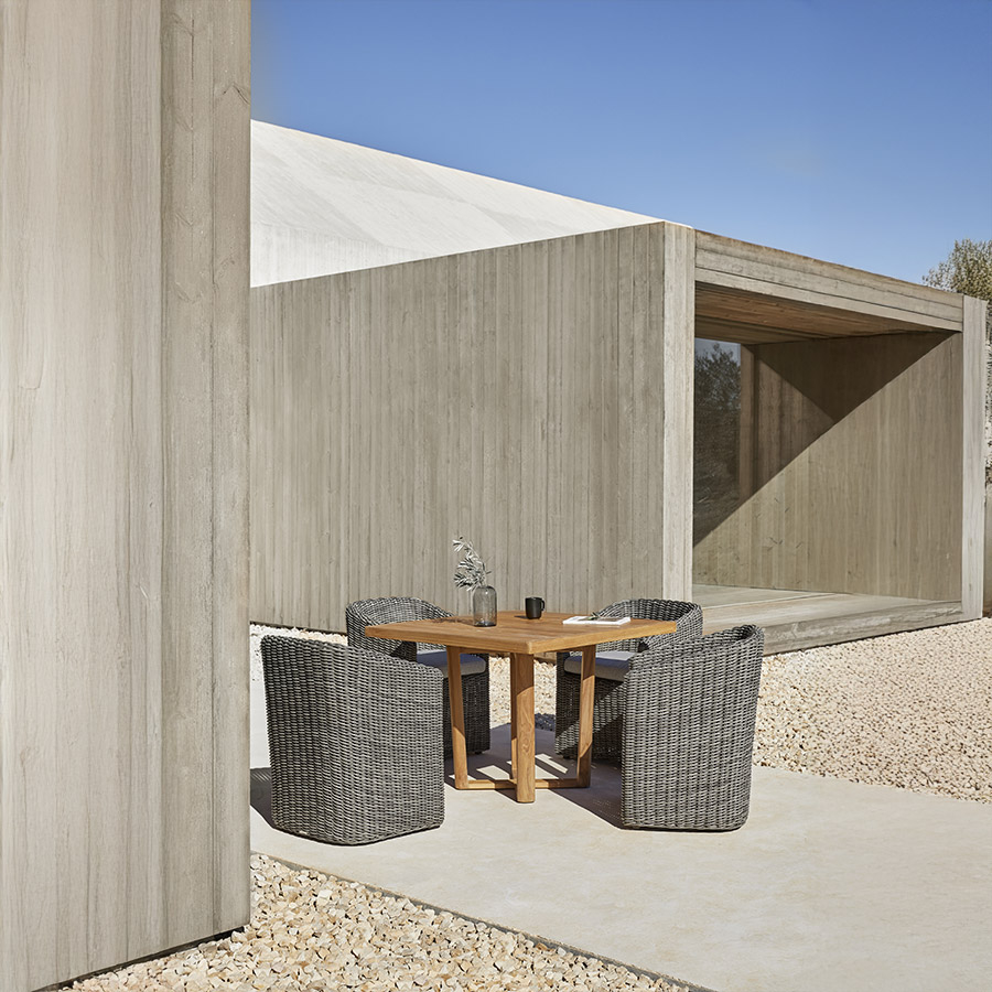 Sillón Heritage de la firma Point en vista de ambiente exterior con mesa cuadrada de la colección