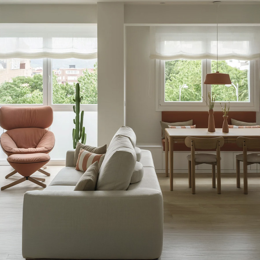 Sofá lino de la Temasdos en ambiente de comedor y vista lateral, con sillón tortuga de Sancal.