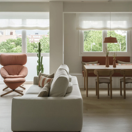 Sofá lino de la Temasdos en ambiente de comedor y vista lateral, con sillón tortuga de Sancal.