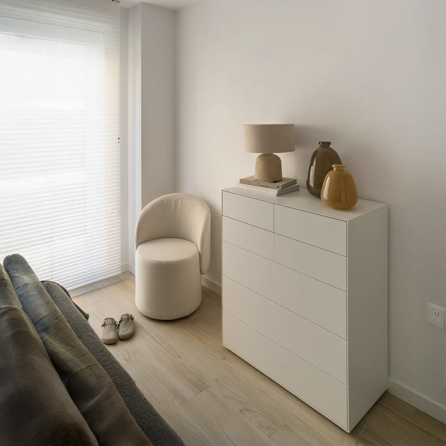 Butaca Bruma de la firma Temasdos en vista de ambiente de dormitorio.