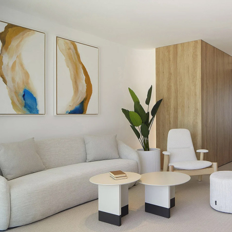 Sofá coral de la firma Temasdos en vista de ambiente de salón y acabado beige.