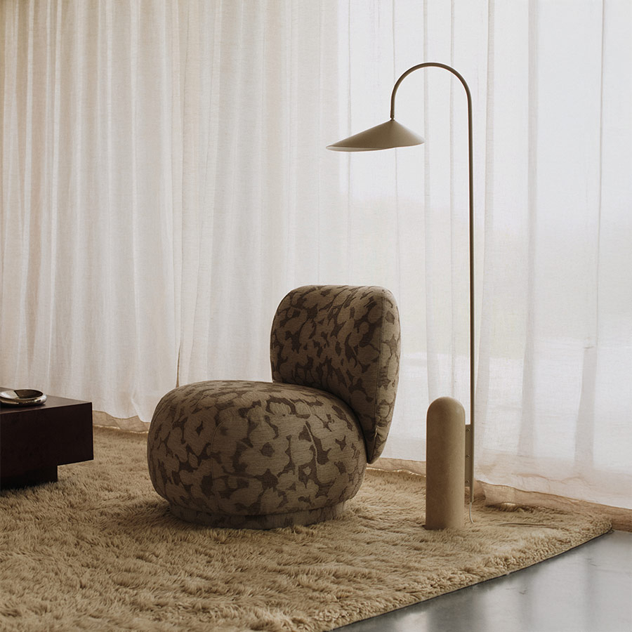Lámpara Arum de Ferm living con base de piedra en color cashmere