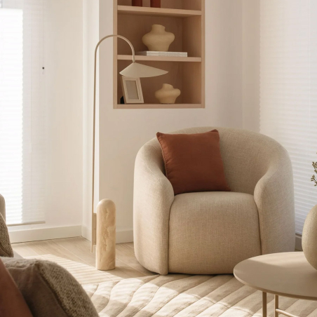 Lámpara Arum color cashmere junto a sillón Coral de Temasdos.