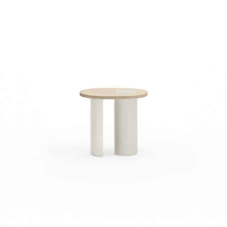 Mesa auxiliar Nori de la firma valenciana Teulat, con sobre en natural claro y patas en crema.