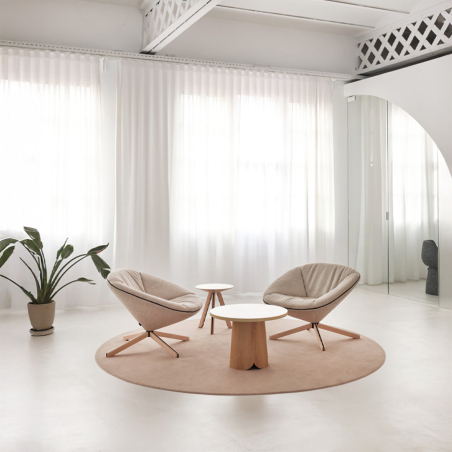 Ambiente con butaca Tortuga de Sancal, con base de madera natural y tapizado en color crema