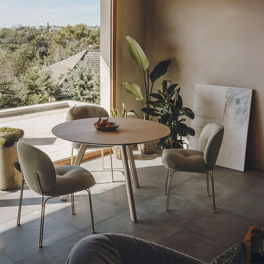 Silla Mullit con patas de metal dorado, de la firma de diseño Sancal en ambiente de comedor.