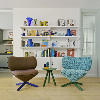 Butaca Tortuga Mini de la firma Sancal, con pie central de 4 aspas y tapizado en verde. 2