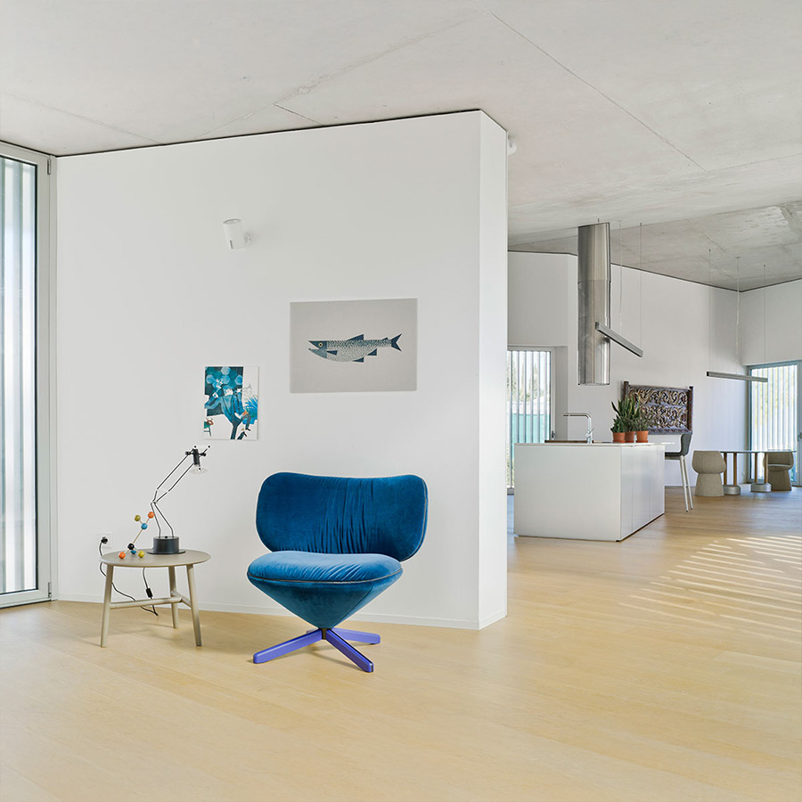Butaca Tortuga mini de la firma Sancal en vista de ambiente y tapizado azul.