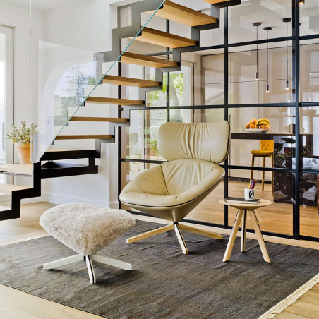 Sillón Tortuga en piel crema, de la firma de diseño Sancal en vista de ambiente.
