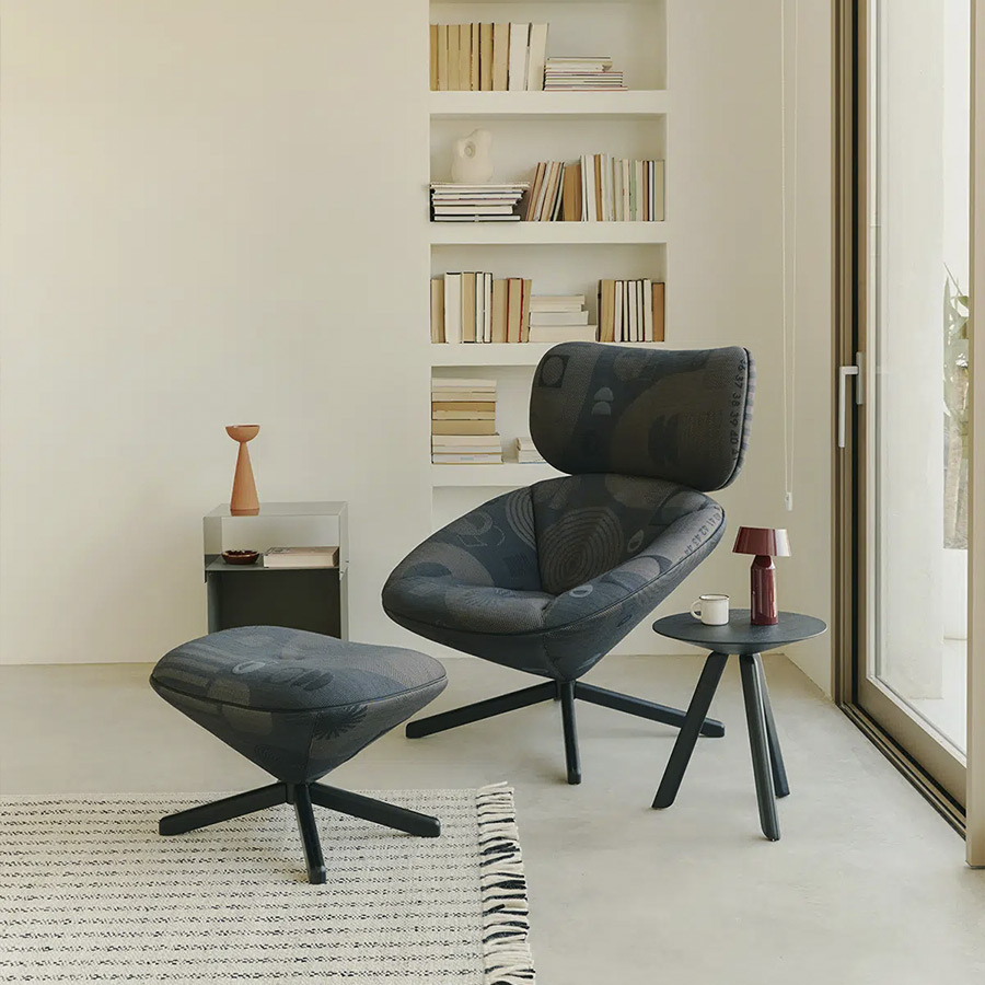 Sillón Tortuga tapizado en estampado de la firma de diseño Sancal en vista de ambiente.