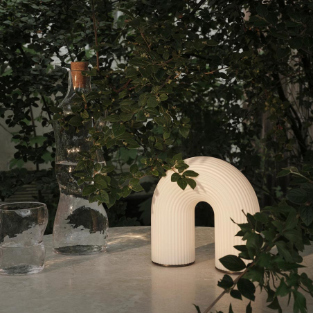 Lámpara portátil Vuelta encendida en ambiente exterior.