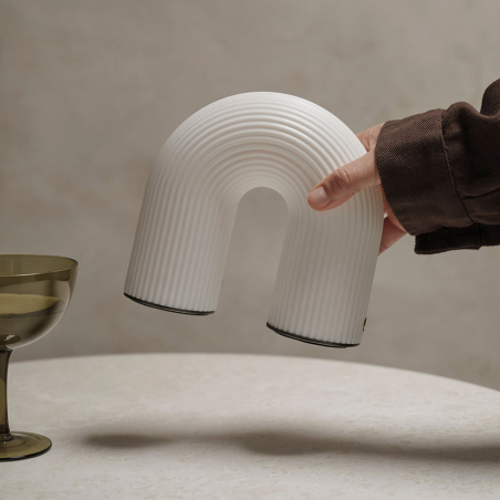 Lámpara portátil de Ferm Living modelo Vuelta.
