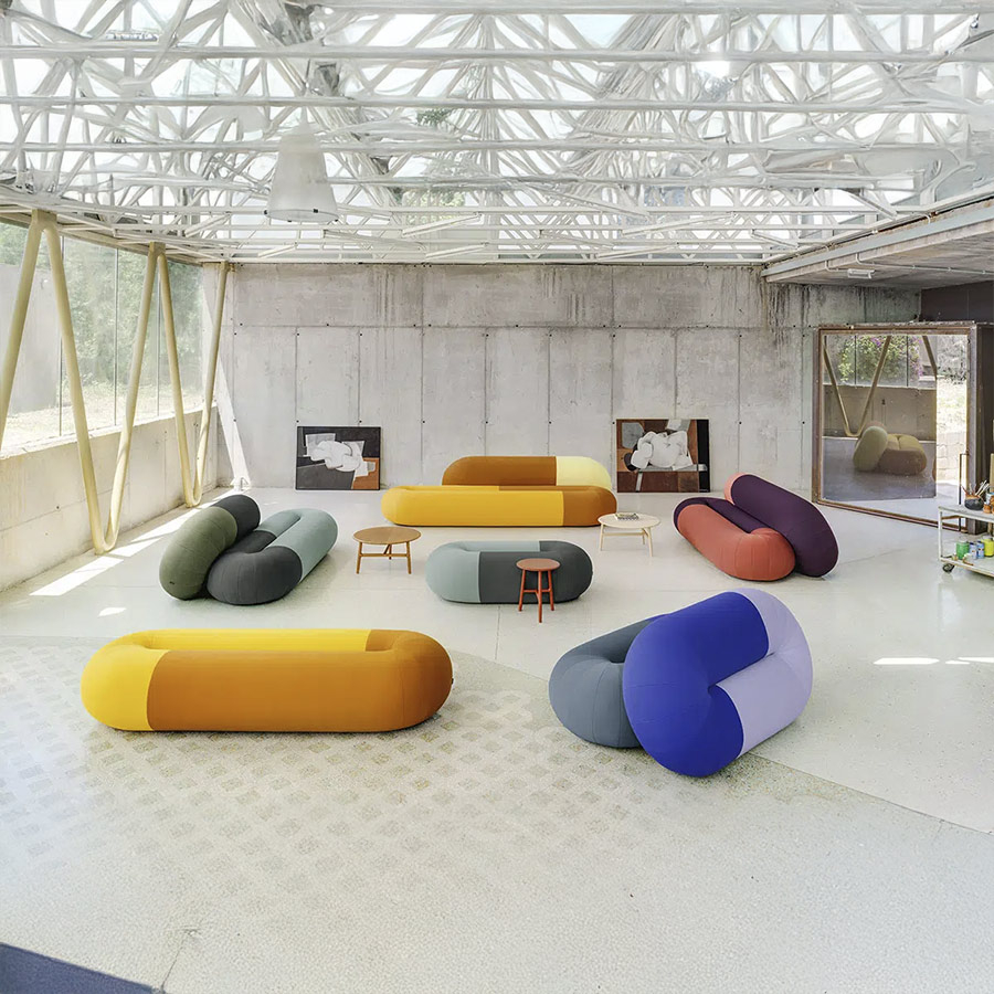 Varios modelos del sofá Loop de la firma de diseño Sancal con combinaciones bicolor.