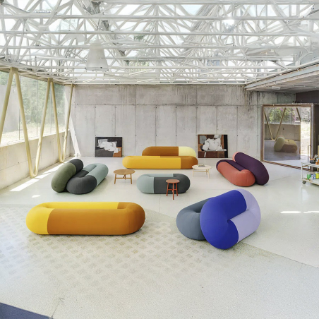 Varios modelos del sofá Loop de la firma de diseño Sancal con combinaciones bicolor.