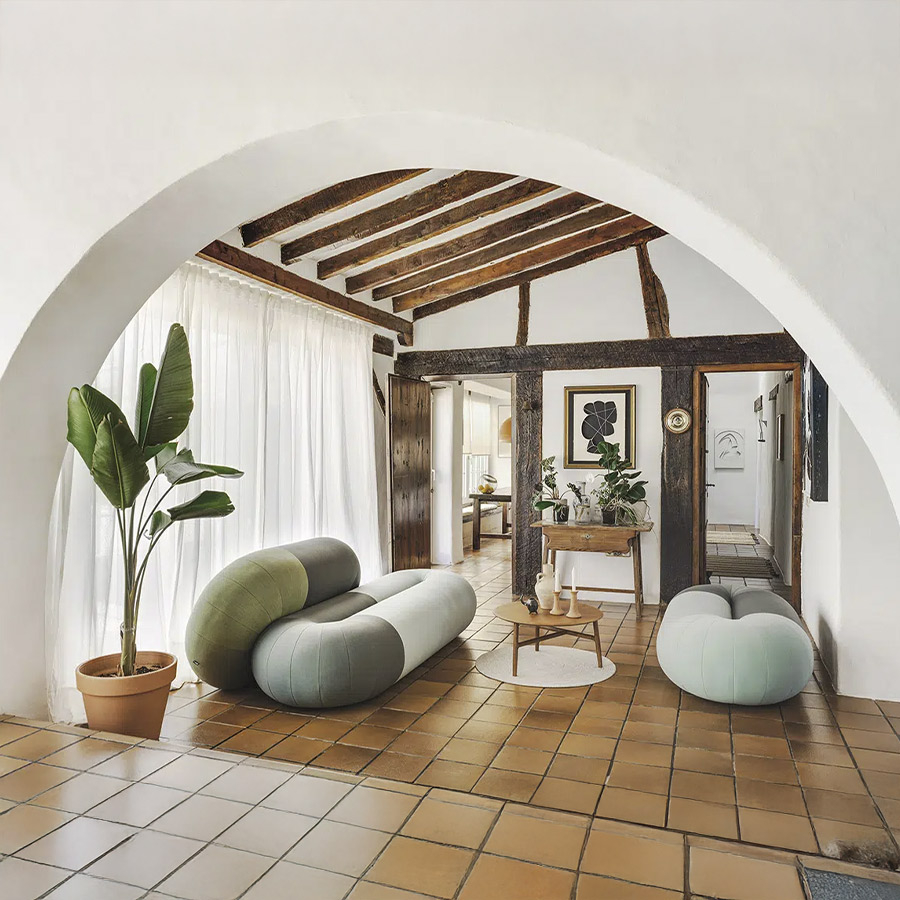 Sofá Loop de la firma de diseño Sancal en vista de ambiente de comedor.