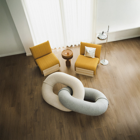 Sofá Link bicolor, en tapizado gris y beige y en versión de ambiente.