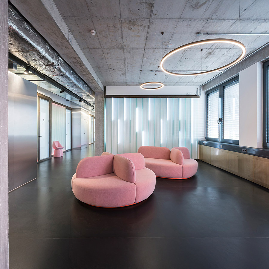 Ambiente corporativo con sofá La Isla de Sancal en color rosa.