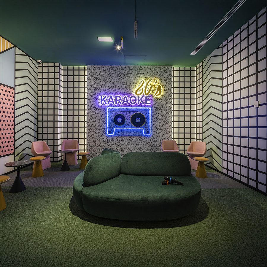 Sofá La isla en tapizado verde, de la firma de diseño Sancal en vista de ambiente de karaoke