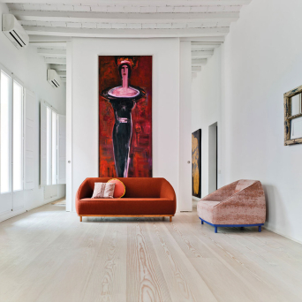 Sillón Sumo de la firma Sancal con estructura de madera y tapizado en tela 2