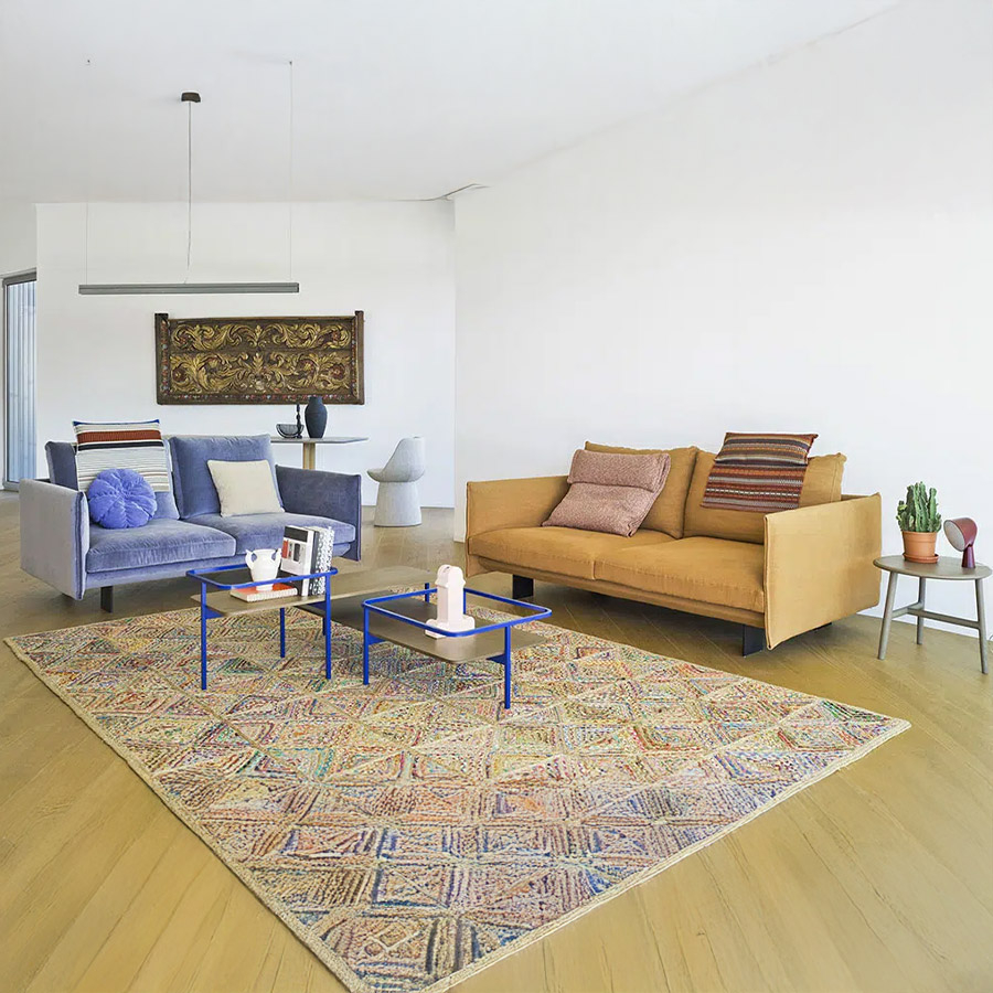 Ambiente con dos sofás Deep de Sancal, uno en azul y otro en color naranja