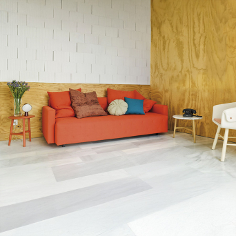 Sofá cama Nap de la firma Sancal con cojines decorativos, tapizado en tela color beige 2
