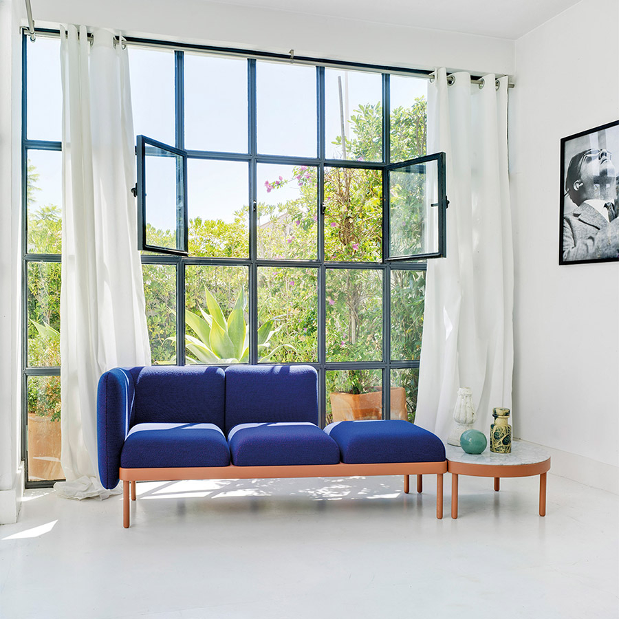 Banco Mosaico de la firma Sancal con patas metálicas y tapizado en tela color azul