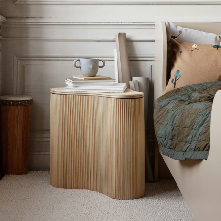 Mesa Isola utilizada como mesita de noche en dormitorio infantil.