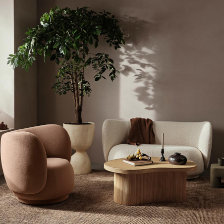 Mesa Isola de Ferm Living en ambiente salón moderno.