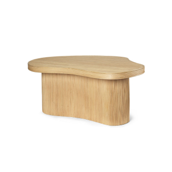 Mesa de café Isola de Ferm Living, hecha artesanalmente en ratán.