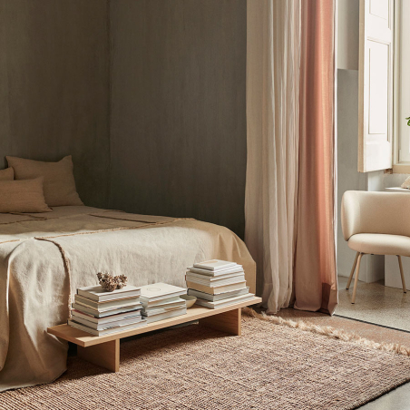 Mesa auxiliar Kona en roble natural en habitación dormitorio.