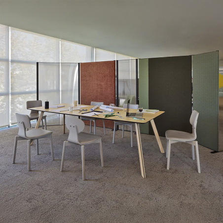 Ambiente corporativo con sillas 40 de Sancal, con patas y tapizado en color gris