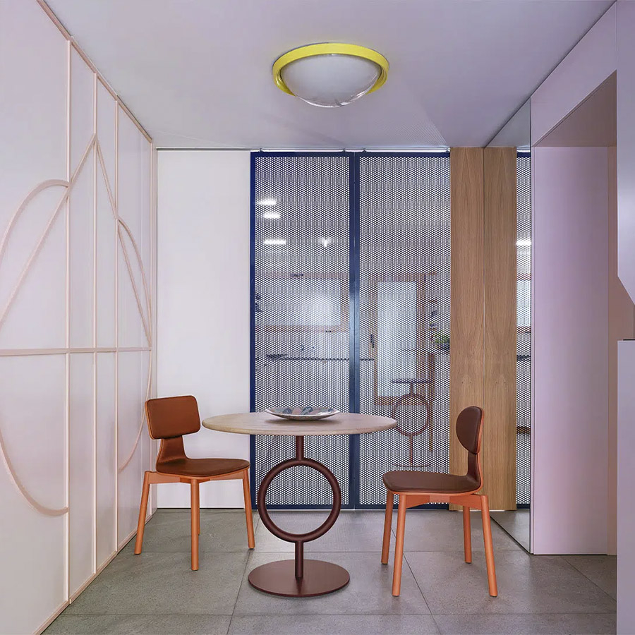 Ambiente de comedor con sillas 40 de Sancal, con patas naranja
