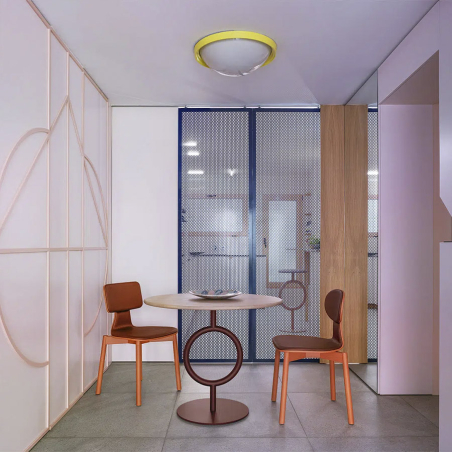Ambiente de comedor con sillas 40 de Sancal, con patas naranja