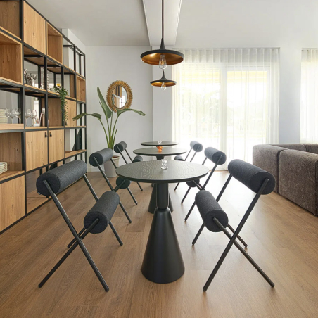 Silla Roll de la firma de diseño Sancal, en tapizado y estructura negro y vista de ambiente de comedor