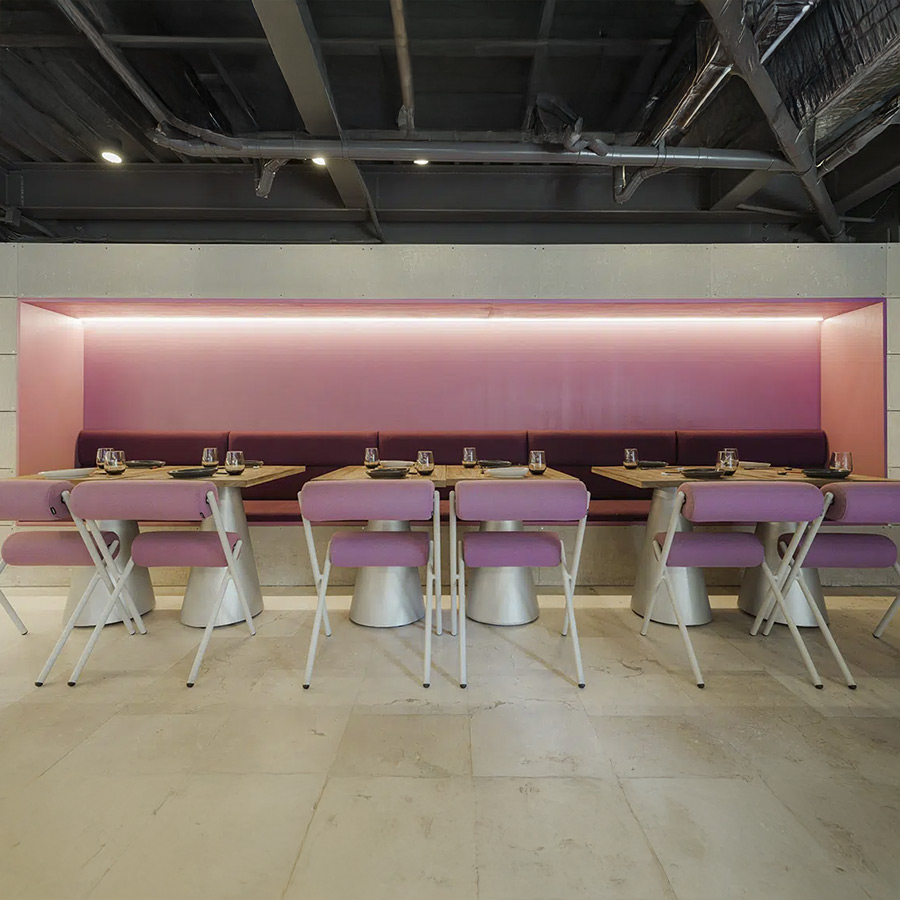 Silla Roll de la firma de diseño Sancal, en tapizado morado y vista de ambiente contract