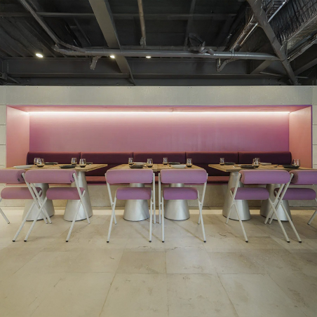 Silla Roll de la firma de diseño Sancal, en tapizado morado y vista de ambiente contract