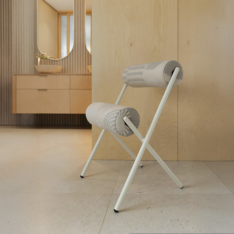 Vista de ambiente de la silla Roll de Sancal en tapizado estampado.