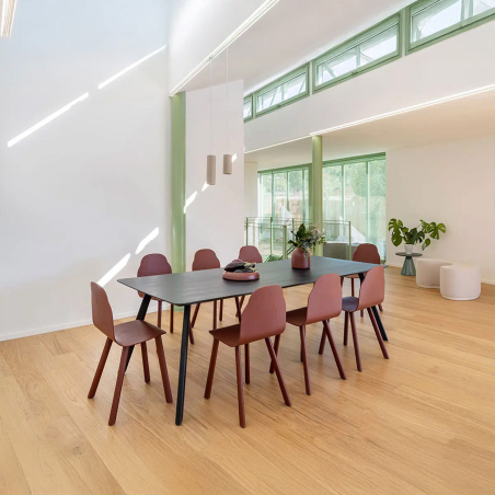Mesa de comedor Tortuga de la firma de diseño Sancal en roble oscuro.