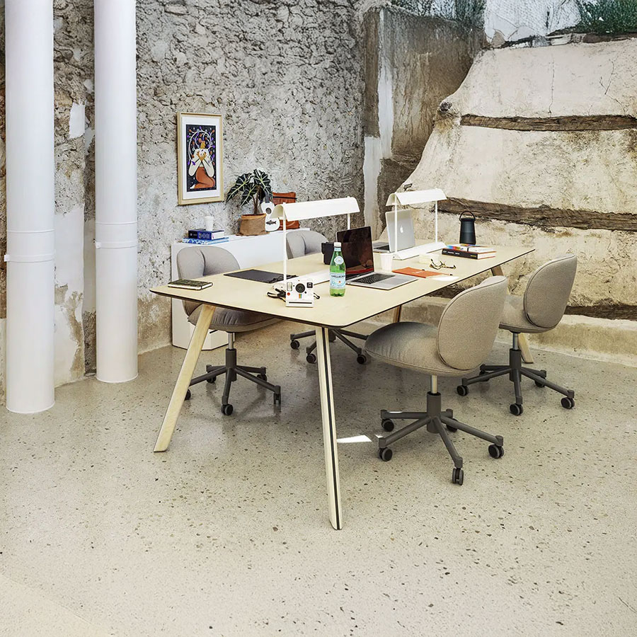 Mesa Tortuga de la firma de diseño Sancal en vista de ambiente corporativo.