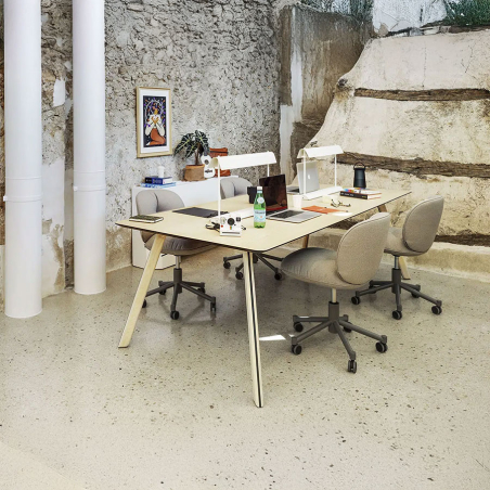 Mesa Tortuga de la firma de diseño Sancal en vista de ambiente corporativo.