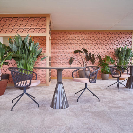 Mesa Pion de la firma de diseño Sancal en color berenjena y vista de ambiente de terraza exterior.