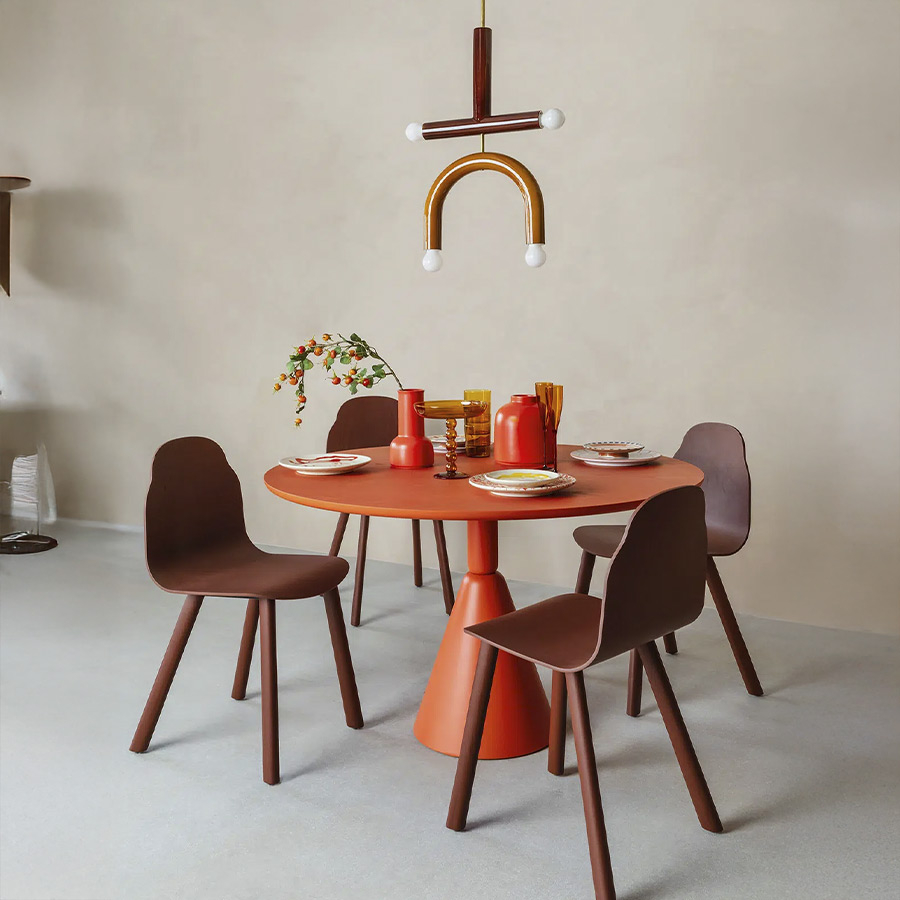 Mesa de comedor Pion con sillas Body de color terracotta.