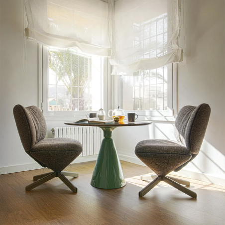 Mesa Pion de la firma de diseño Sancal con sobre de mármol y vista de ambiente con sillones Tortuga.