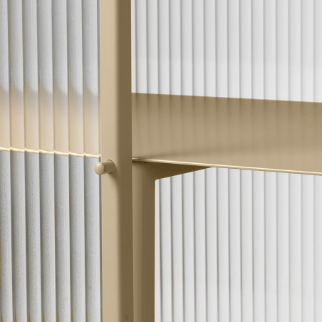 Detalle vidrio estriado y tirador puerta aparador Haze de Ferm Living.