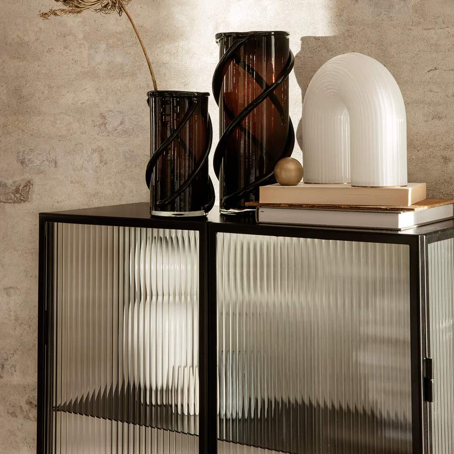 Detalle vitrina Haze en negro de Ferm Living.